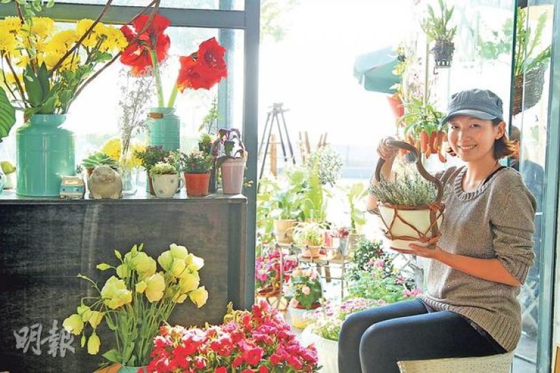 小小花店，滿載着Elsa的憧憬和理想。（林俊源攝）Elsa會執拾一些廢棄物粉飾再用，如圖中的樹枝。（林俊源攝）（林俊源攝）指天椒愛陽光--辣椒像指向天，故名指天椒。烹調才摘，用幾多摘幾多。指天椒要較多太陽，只要開花，就有新辣椒。（林俊源攝）自家設計紙袋，香草變成小禮物，方便客人送朋友。（林俊源攝）（明報製圖）（明報製圖）
