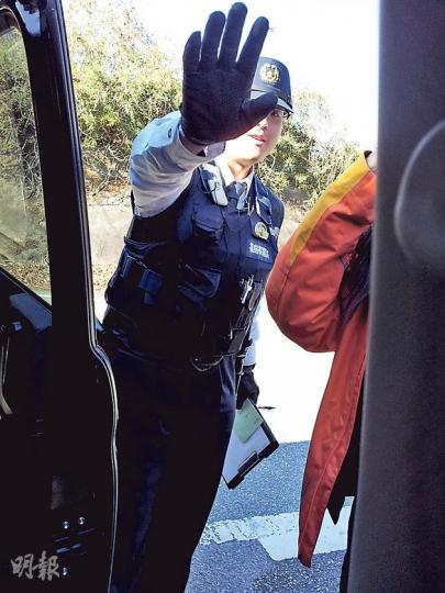 記者在福島縣江浪町、距離核電站約5公里外遭警察截查兩小時，一度沒收記者護照、要求記者留在車上不准離開，更阻止記者拍下被扣查過程。（吳克穎攝）圖為距離核電站約5公里外、放置了寫上「通行止」（禁止通行）路牌的路障。只要跨過路障沿路往前走，應可能目視福島第一核電站。（吳克穎攝）福島禁區內有廢棄民居的玻璃窗被人打破，疑與日益嚴重的禁區偷竊案有關。（吳克穎攝）
