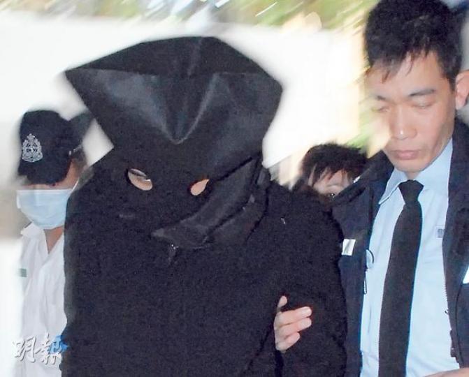 涉嫌收錢向他人淋鏹的15歲少年,昨日在警方押解下蒙着頭到醫院求醫。(雲錦鋒攝) 涉嫌收錢向他人淋鏹的15歲少年,昨日在警方押解下蒙着頭到醫院求醫。(雲錦鋒攝)