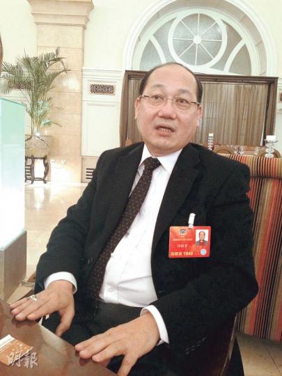 鄺保羅表示,現時社會瀰漫「對物件、人都是不喜歡便要扔掉」的風氣,不滿意官員表現便立即要求對方辭職、下台,這對香港無好處。(何曉勤攝)鄺保羅到北京開會,戴着聖公會主教戒指,上面印有權杖標誌。另一隻主教戒指可作印章,在香港才會佩戴。(何曉勤攝) 鄺保羅表示,現時社會瀰漫「對物件、人都是不喜歡便要扔掉」的風氣,不滿意官員表現便立即要求對方辭職、下台,這對香港無好處。(何曉勤攝)鄺保羅到北京開會,戴着聖公會主教戒指,上面印有權杖標誌。另一隻主教戒指可作印章,在香港才會佩戴。(何曉勤攝)