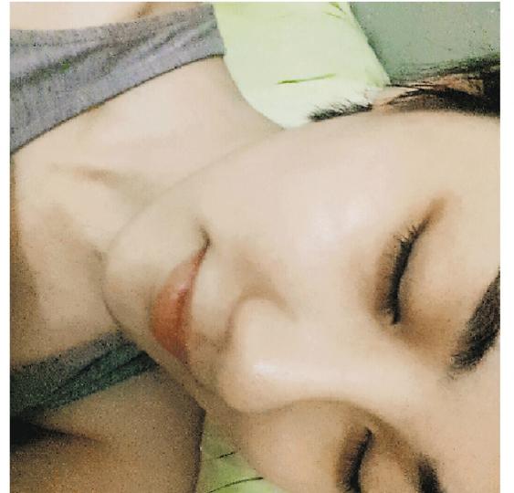 石詠莉同樣發生了暈倒街頭事件,但她指自己的鼻沒有白粉末。(微博圖片) 石詠莉同樣發生了暈倒街頭事件,但她指自己的鼻沒有白粉末。(微博圖片)