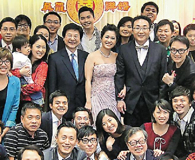 無綫新聞之花羅若安前日結婚,新舊主播好友黃大鈞、李家文、方健儀、吳璟儁、新聞及資訊部總監袁志偉齊來到賀;只見新娘子露出燦爛笑容,一臉幸福。(微博圖片) 無綫新聞之花羅若安前日結婚,新舊主播好友黃大鈞、李家文、方健儀、吳璟儁、新聞及資訊部總監袁志偉齊來到賀;只見新娘子露出燦爛笑容,一臉幸福。(微博圖片)