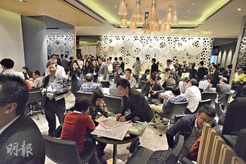 粉嶺逸峯以入場費低於300萬元作招徠,吸引上車客,圖為該盤設於尖沙嘴一商場內的售樓處,昨有不少上車及換樓客到場參觀示範單位。(陳淑安攝)睇樓客心聲﹕睇樓客劉小姐指出,目前市場上少有樓價介乎200萬至300萬元的單位,故該新盤定價屬較合理,考慮購入單位作投資用。(陳淑安攝)睇樓客心聲﹕居於荃灣區的睇樓客陳先生表示,新辣招推出有助樓價穩定,考慮購入3房單位作換樓用。(陳淑安攝) 粉嶺逸峯以入場費低於300萬元作招徠,吸引上車客,圖為該盤設於尖沙嘴一商場內的售樓處,昨有不少上車及換樓客到場參觀示範單位。(陳淑安攝)睇樓客心聲﹕睇樓客劉小姐指出,目前市場上少有樓價介乎200萬至300萬元的單位,故該新盤定價屬較合理,考慮購入單位作投資用。(陳淑安攝)睇樓客心聲﹕居於荃灣區的睇樓客陳先生表示,新辣招推出有助樓價穩定,考慮購入3房單位作換樓用。(陳淑安攝)