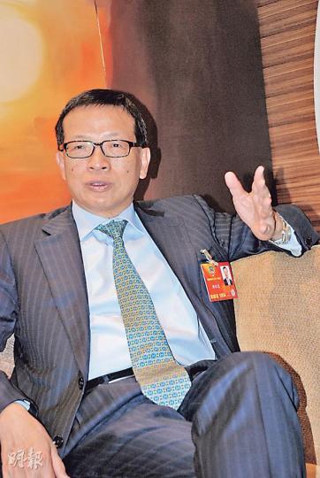 北京出席兩會的機場管理局總裁許漢忠表示,興建本港機場第三條跑道的環評報告將於今年底呈交環保署,有望在2015年動工。(陳子凌攝) 北京出席兩會的機場管理局總裁許漢忠表示,興建本港機場第三條跑道的環評報告將於今年底呈交環保署,有望在2015年動工。(陳子凌攝)