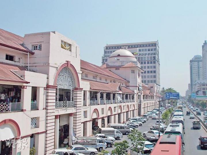 緬甸仰光市中心內著名市場昂山市場外,經常車水馬龍,市內塞車情况頗嚴重。(陳偉燊攝)成衣廠雲集在緬甸主要城市仰光,當地工人較為單純,廠商易於管理。(陳偉燊攝) 緬甸仰光市中心內著名市場昂山市場外,經常車水馬龍,市內塞車情况頗嚴重。(陳偉燊攝)成衣廠雲集在緬甸主要城市仰光,當地工人較為單純,廠商易於管理。(陳偉燊攝)
