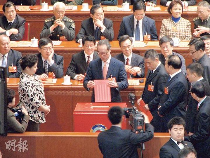 港區政協委員唐英年（中）昨日當選全國政協常委，圖為唐英年投票。（明報記者攝）