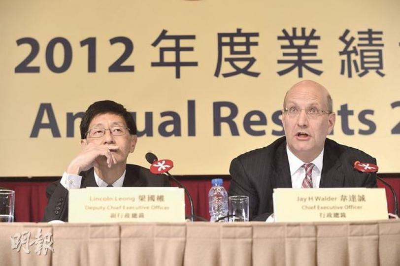 港鐵行政總裁韋達誠(右)不肯透露對可加可減票價機制檢討的進展,左為公司副行政總裁梁國權。(鄧宗弘攝) 港鐵行政總裁韋達誠(右)不肯透露對可加可減票價機制檢討的進展,左為公司副行政總裁梁國權。(鄧宗弘攝)