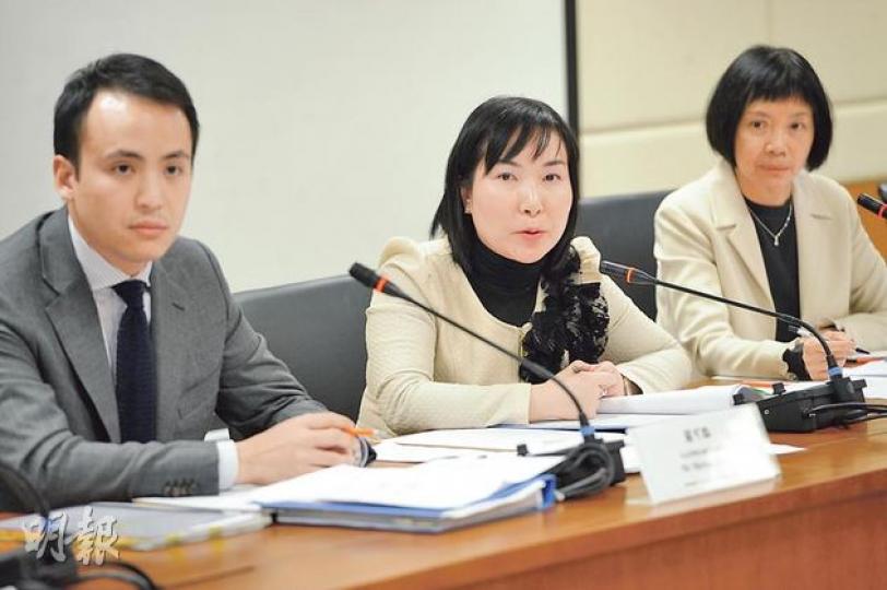 民政事務局下周一展開為期兩年的試驗計劃，為無律師代表的訴訟人提供免費法律程序意見。圖為民政事務局助理秘書長關可臨（左起）、首席助理秘書長馮雅慧及計劃辦事處中心主任譚劉美賜。（尹錦恩攝）（明報製圖）