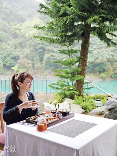青山綠水還有溫泉湯，馥蘭朵烏來小巧，卻擁有大山大水的風景。（黃潔玲攝）酒店的Spa引入了中醫的經絡概念，採用先進儀器，為客人測量24個穴位，為身體經絡診斷後，才選用合適的精油。（黃潔玲攝）洒店房間設計簡潔。（黃潔玲攝）野山芋葉還能這樣用，帽子頂端插上小花，造型毫不馬虎。（黃潔玲攝）午餐雖然在野外，但食物也很講究。（黃潔玲攝）米靈岸湖畔音樂劇，近距離為客人演唱原住民的傳統故事。（黃潔玲攝）看原住民嚮導射箭似很容易，我們幾個城市人卻雞手鴨腳，好不容易才成功射出箭。（黃潔玲攝）在「獵人行腳」活動，我們