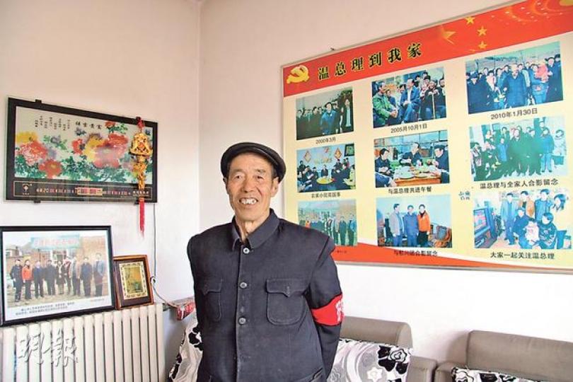 溫家寶任內三次探訪偏橋村，三次都和老支書蘇洪喜見面，蘇家貼滿了和溫家寶的合照。（明報記者攝）偏橋村內的香菇大棚現已丟空，設備全部被轉移走。（明報記者攝）（明報製圖）