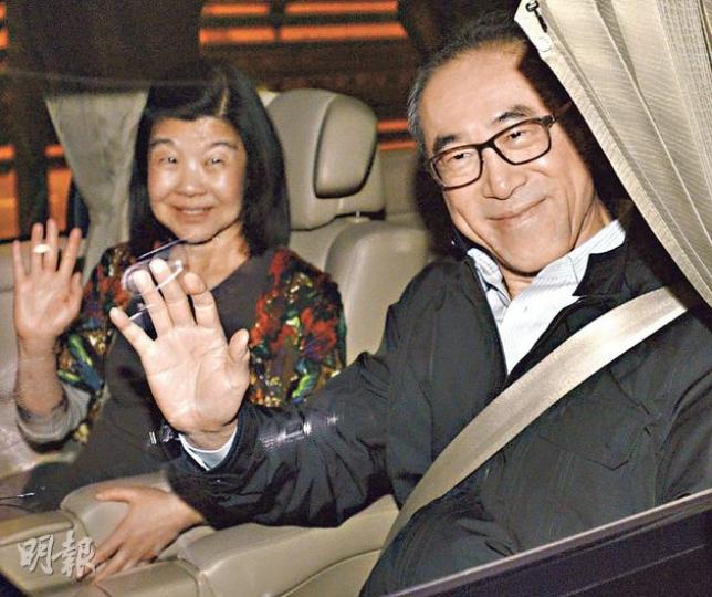 前政務司長唐英年（右）和太太郭妤淺（左）一同返港，並在車上向記者揮手。郭妤淺以「業主代理人」身分在唐英年九龍塘大宅僭建案中被票控，唐原本今日要出席政協主席團會議，為陪太太出庭，特別請假回港，但最終法庭決定將官司押後。（余俊亮攝）