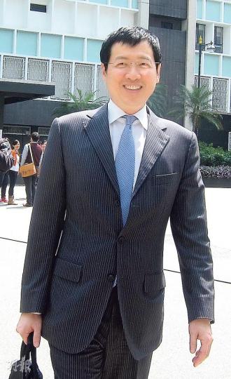 律政司代表莫樹聯昨承認，海事處人員在執行救生衣的相關條例時有所不足，解釋是2008年新例實施後即爆發金融海嘯，處方為回應業界訴求才寬鬆執法，事後發現並不恰當。（錢瑋琪攝）歷時50日的南丫海難研訊昨日結束，委員會的工作人員陸續將30多箱文件，搬離舊政府總部的研訊室。（錢瑋琪攝） 