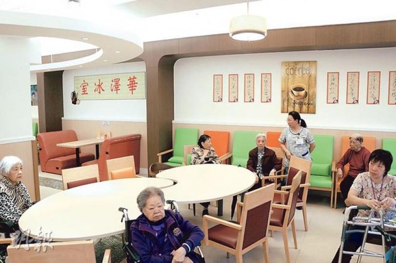 中心內的餐飲區以「華澤冰室」為主題，有「卡位」之餘，牆上亦掛滿長方形垂直餐牌。（曾安迪攝）中心的走廊上設有一間「大上海理髮店」，牆上掛有貓王等1960年代巨星的照片。（曾安迪攝）東華三院區域主任婁振陽（右）稱，不少長者中心都會以懷舊概念助長者維持認知力，但未有如陳馮曼玲中心般廣泛應用。左為中心主任黃淑儀。（曾安迪攝）