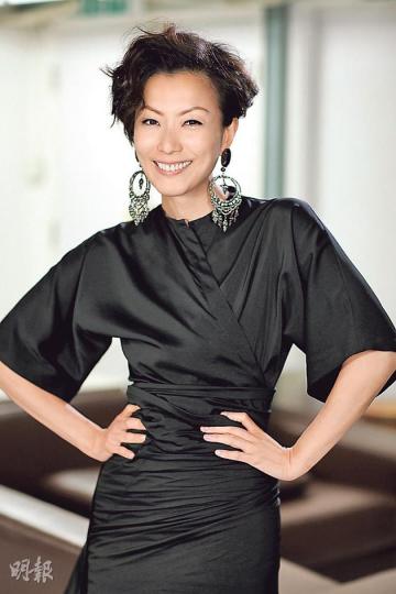 鄭秀文有愛情滋潤,難怪連一個眼神都充滿自信。(微博圖片) 鄭秀文有愛情滋潤,難怪連一個眼神都充滿自信。(微博圖片)