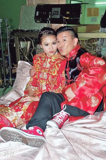 周秀娜與杜汶澤穿上中式裙褂、禮服為新片宣傳。(攝影:梁迺楠)鍾采曦與梁政珏性感登場,搶去密實娜姐風頭。(攝影:梁迺楠) 周秀娜與杜汶澤穿上中式裙褂、禮服為新片宣傳。(攝影:梁迺楠)鍾采曦與梁政珏性感登場,搶去密實娜姐風頭。(攝影:梁迺楠)