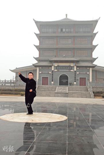 陳氏太極拳傳人陳冲，在博物館前的太極演藝場示範招式。（郭瑋瑋攝）陳家祠堂改造的「拳譜堂」前，豎立了陳氏太極拳祖師陳王廷的銅像。（郭瑋瑋攝）展示太極13式的石像前，有陳氏弟子示範精彩的太極推手。（郭瑋瑋攝）祖祠兩側的殿堂展示太極名人的軼事壁畫，頗有趣味。（郭瑋瑋攝）拳譜堂展示了太極拳精要石碑、太極拳套路壁畫等。（郭瑋瑋攝）這檔賣雞蛋煎餅的夫婦很信任客人，都讓客人自行在錢箱找贖。（郭瑋瑋攝）太極博物館內的展品，包括這款美國發行的陳氏太極拳郵票。（郭瑋瑋攝）炒涼粉（4人民幣，約5港元）是導遊推介的河南