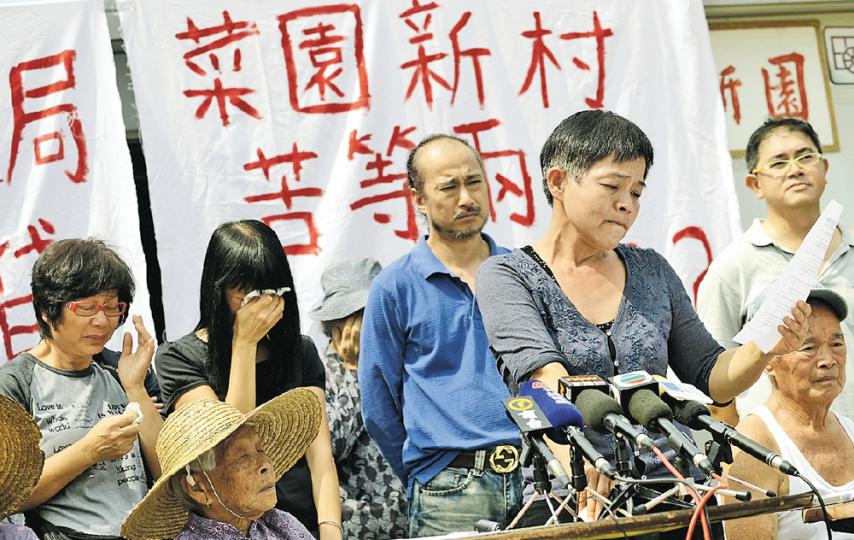 面對重建新村無期，菜園村村民昨在烈日當空下，在鄉村荒地力斥「惡勢力」阻撓建村，其間多名村民慨嘆新居遲遲未落成，掩臉痛哭。（盧翊銘攝）（明報製圖）