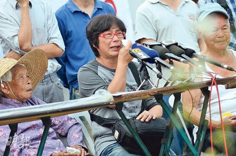 曹送娣自出娘胎已在菜園舊村長大，經歷被逼遷、安置，至今依然無穩定的安身之所，形容自己被政府冷待，不禁痛哭落淚。（盧翊銘攝）79歲的游叔，不滿新村的鐵皮組合屋結構不穩，兩年過去，廁所天花板已出現縫隙，要自行用玻璃膠補上，又指一到下雨天，四周都出現滲漏，生活困苦。（楊德銘攝）