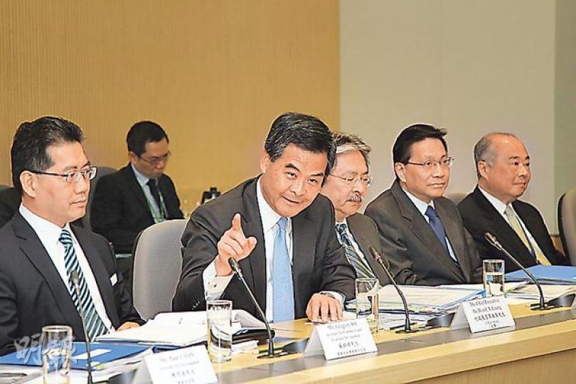 經濟發展委員會昨舉行首次會議，在場商界、學者委員等均認為政府應在稅務、土地等方面提供優惠支援業界發展。前排左起為商務及經濟發展局長蘇錦樑、特首梁振英、財政司長曾俊華、運輸及房屋局長張炳良。（林俊源攝）（明報製圖）