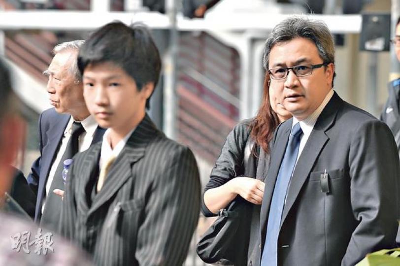 龔仁心大仔龔颷（右）、龔颷兒子（中）及其外父（左）身穿黑衣出席龔老太喪禮。（葉家豪攝）