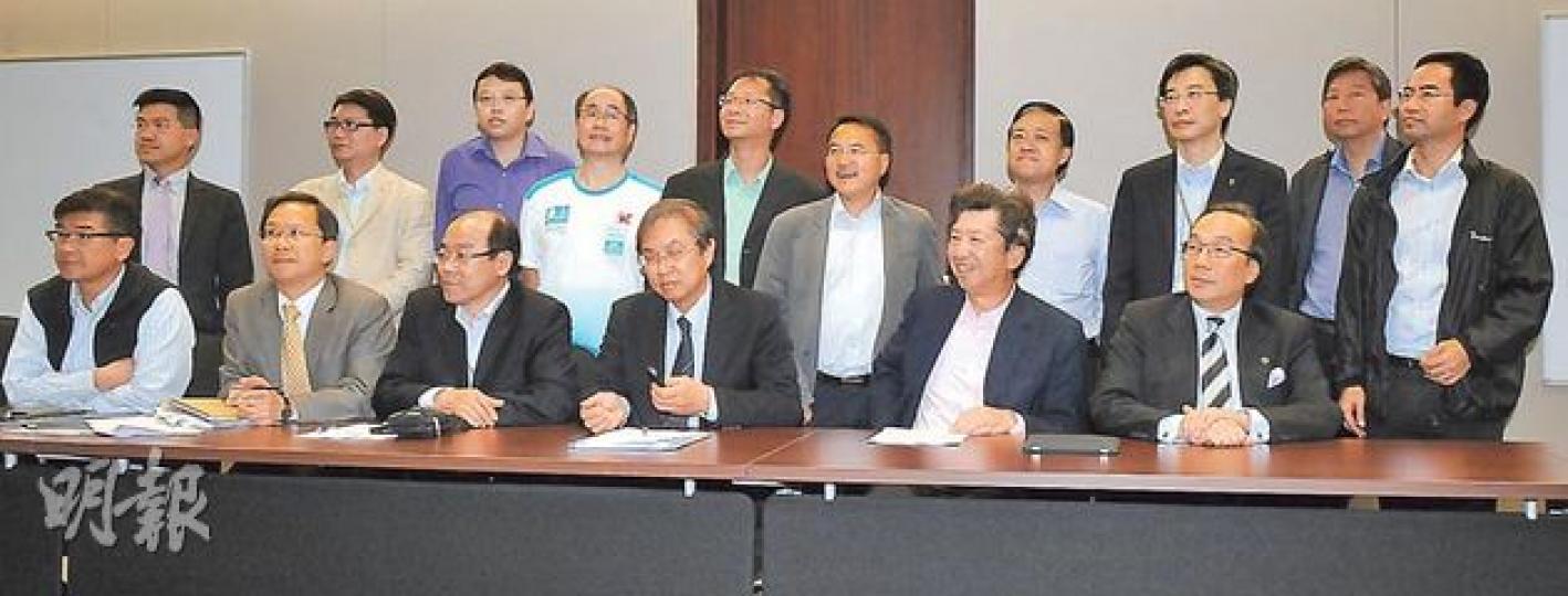 泛民政黨合組的新平台「真普選聯盟」昨晚首次正式碰頭，並由鄭宇碩（前右三）任召集人。鄭指在立法會有3票的人民力量未決定是否加入聯盟。（劉焌陶攝）