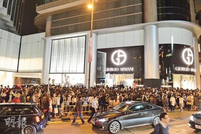 Giorgio Armani尖沙嘴新店昨晚開幕,逾500名崔始源的粉絲聚集店外,非常熱鬧。(攝影﹕孫華中、梁榮達) Giorgio Armani尖沙嘴新店昨晚開幕,逾500名崔始源的粉絲聚集店外,非常熱鬧。(攝影﹕孫華中、梁榮達)