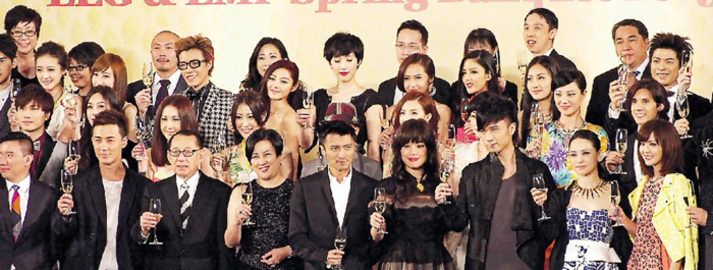 英皇春茗曬冷大合照,楊受成率謝霆鋒、容祖兒、古巨基、林峯及Twins等祝酒。(攝影:梁迺楠)K先生協助英皇藝人在韓國與美國發展擔任經理人,未知女友阿嬌會否第一個受惠?(攝影:梁迺楠)惠英紅的中性打扮有氣派。(攝影:梁迺楠)溫碧霞穿著低胸裙好性感。(攝影:梁迺楠)延政勳(左)與韓佳人(右)盛裝參與英皇春茗成為鏡頭焦點之一。(攝影:梁迺楠) 英皇春茗曬冷大合照,楊受成率謝霆鋒、容祖兒、古巨基、林峯及Twins等祝酒。(攝影:梁迺楠)K先生協助英皇藝人在韓國與美國發展擔任經理人,未知女友阿嬌會否第一個受惠?(攝影:梁迺楠)惠英紅的中性打扮有氣派。(攝影:梁迺楠)溫碧霞穿著低胸裙好性感。(攝影:梁迺楠)延政勳(左)與韓佳人(右)盛裝參與英皇春茗成為鏡頭焦點之一。(攝影:梁迺楠)