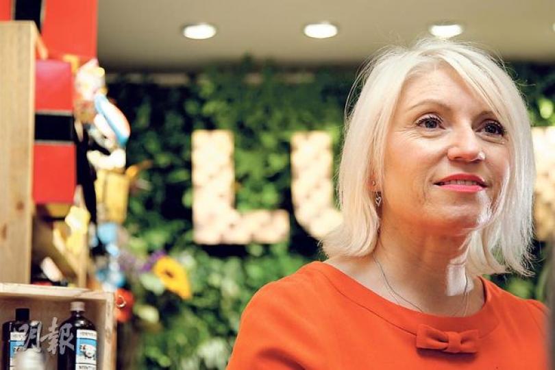 Rowena Bird說這家位於加連威老道的Lush店是旗艦店，現在除了此店外，在海港城LCX還有專櫃，其他地區再沒有Lush店舖，因為想在今年底前找對的地方再開5家店舖，可見品牌重整形象的決心。（林俊源攝）旗艦店的收銀櫃台背後有一幅植物牆，不是假花，全是真的綠色植物。為了實踐品牌綠色理念，品牌花大錢做了這幅植物牆，背後有自動灑水系統，定時為植物澆水，為店裏增加綠色感覺。（林俊源攝）