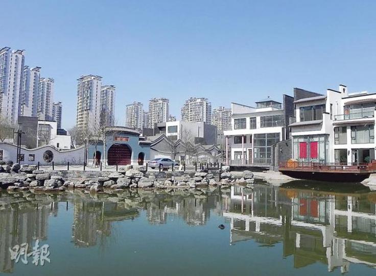 溫家寶當年的蝸居已發展成為大戶人家的風水寶地，溫家小屋藏身一片豪宅別墅之中。（明報記者攝）別墅小區的一側立了大型石碑，寫了「風水寶地」等字。（明報記者攝）