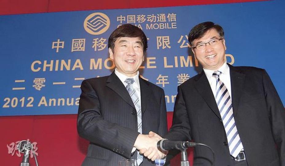 中移動去年盈利受到微信「狙擊」，董事長奚國華（圖左）及首席執行官李躍均指出，科網企業令電訊市場競爭加劇，故集團亦要轉型去應對。（郭慶輝攝）（明報製圖）