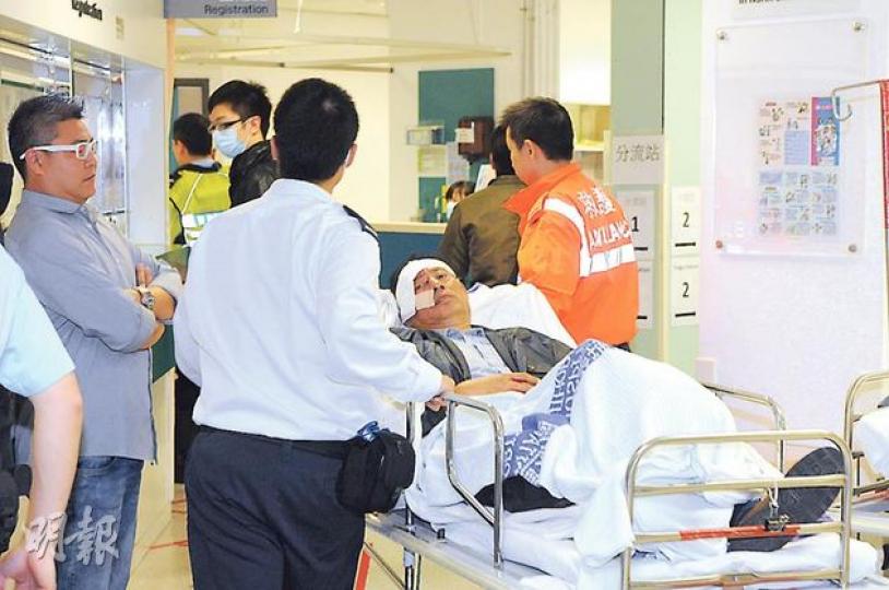 單車翁在上水祝運街被私家車撞傷，頭部受傷送院。（蔡方山攝）踩單車在上水新豐路被私家車撞傷的學生，雙膝磨損受傷送院。（蔡方山攝）