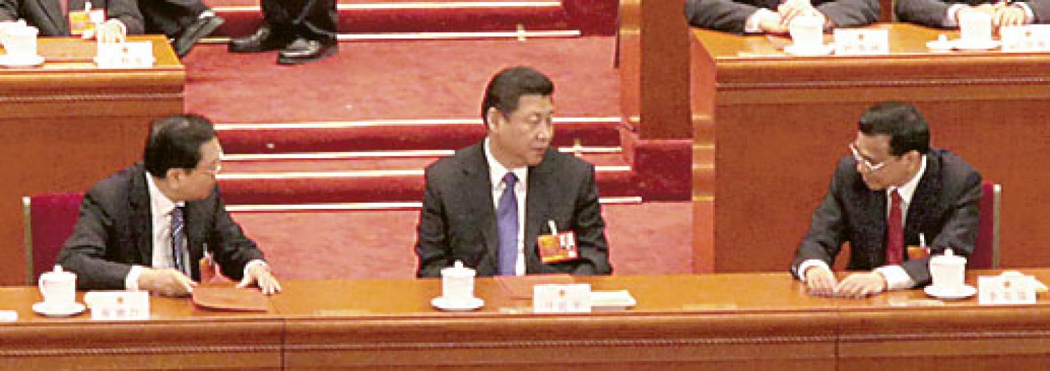 李克强（右）主動和習近平（中）聊天，人大委員長張德江（左）也加入討論。（明報記者攝）王岐山（左）與馬凱（右）頻交談。（明報記者攝）