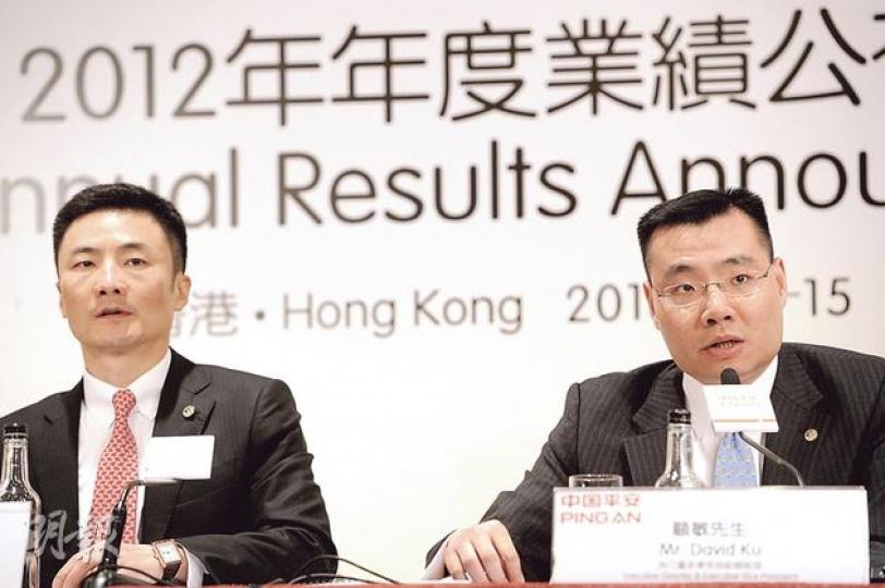 平安保險總經理任匯川（左）表示，雖然內地股市今年回暖，平保仍然希望今後適當調低投資對資本市場的依賴。圖右為平保副總經理顧敏。（尹錦恩攝）