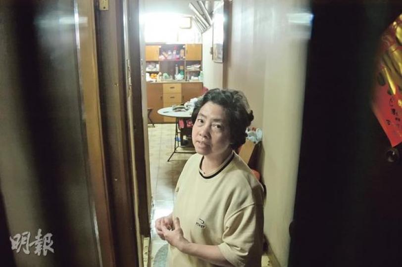住在大角嘴海興大廈碎屍劏房樓下單位的陳太表示，約4日前開始，每日固定在下午2時至3時聽到樓上傳出如鑽牆及「揼嘢」聲音，「初時以為裝修，家諗番起日日（懷疑有人）喺度鋸屍都幾驚」。（林智傑攝）發生碎屍慘案海興大樓屬無保安、無大閘的「三無大廈」，治安欠佳，案發後警員把守大廈各出入口，記者則在樓下守候最新消息。（葉家豪攝）