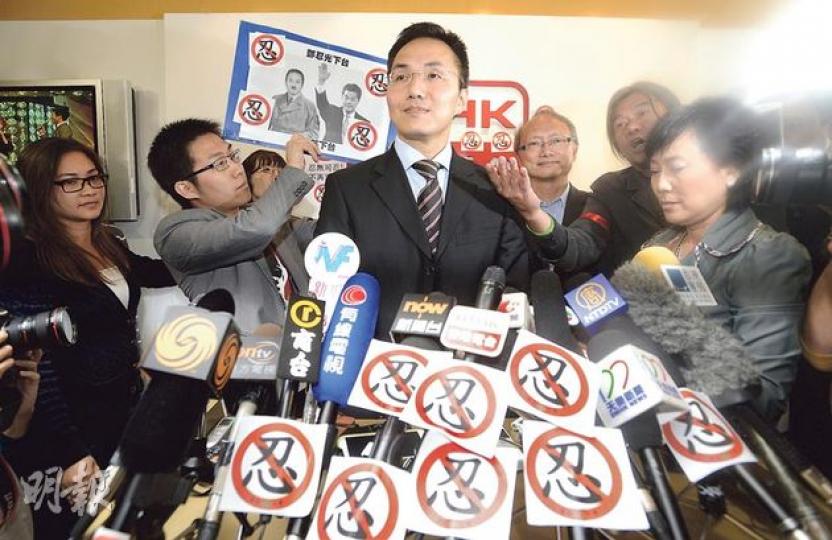 廣播處長鄧忍光（中）出席港台員工大會後，強調沒有發出政治任務，反指自己在政治化的香港下，感受到政治壓力。鄧忍光身前的咪牌貼滿標誌，大都是在場的政黨人士如社民連等貼上的。（余俊亮攝）力指受政治壓力的署理助理廣播處長施永遠（前）獲員工力撐，在記者會中強調若立法會動用特權法調查，他才會交代更多政治壓力的詳情。後排左二為《城市論壇》節目主持謝志峰。（盧翊銘攝）廣播處長鄧忍光昨日出席港台節目製作人員工會召開的員工大會，回應近日有關港台編輯自主的風波，會議閉門進行。鄧忍光（圖）在兩小時會議後，面帶笑容踏出舉