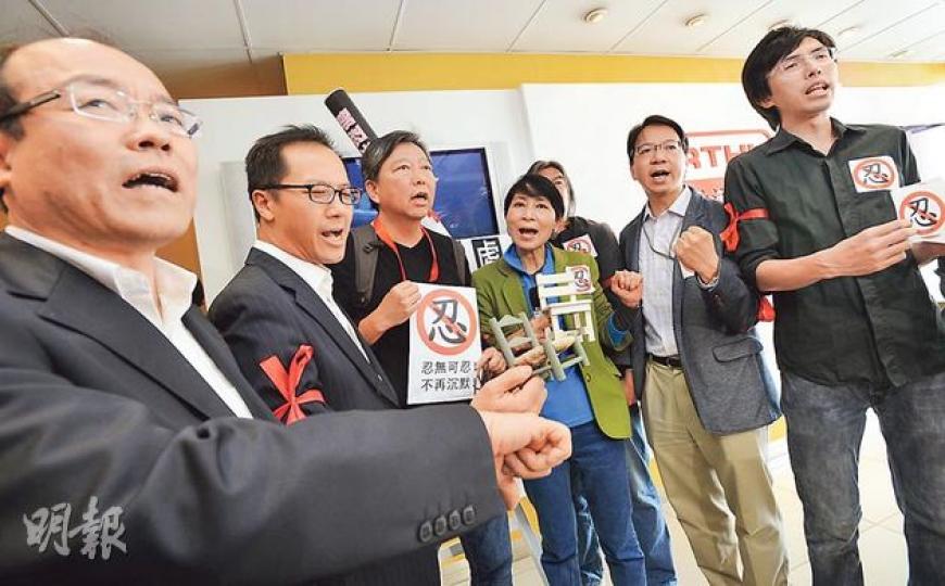 多個泛民政黨代表，包括民協馮檢基（左起）、公共專業聯盟梁繼昌、工黨李卓人、公民黨毛孟靜、社民連梁國雄（背後者）、公共專業聯盟莫乃光、社民連吳文遠，昨到香港電台聲援港台員工。他們身繫工會提供的紅色絲帶，批評處長鄧忍光損害新聞自由。（盧翊銘攝）《城市論壇》節目監製及主持謝志峰昨在進場前，曾被記者提醒他港台大門遭示威者堵塞，但他堅持要從港台大門進場，結果花了不少時間才能由港台接待處走到大堂。（盧翊銘攝）