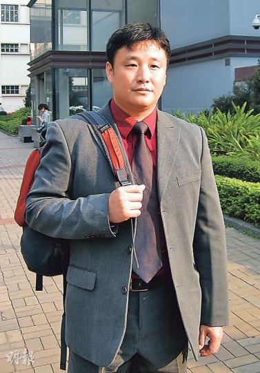 涉以熱奶茶淋妻子的警員曾健榮（圖）昨於觀塘裁判法院受審，他聽審時愁眉深鎖，不時搖頭嘆息。（黃建邦攝）劉姓女事主昨到庭作供，指為家庭甘願放棄事業，卻遭被告曾健榮不斷施襲，形容「皮肉之痛都唔夠個心痛」。辯方律師反指她口供前後不一，質疑她有心「釘死老公」。（黃建邦攝）