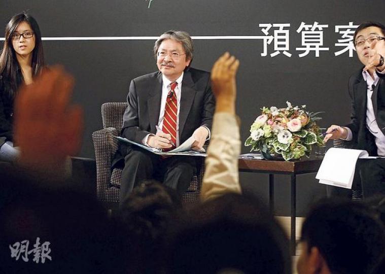 財政司長曾俊華（中）昨出席青協財政預算案論壇時，被問及身體狀况。他在2009年曾因心臟病入院，他昨說香港有很好的醫生，現已記不起問題存在，強調現仍會回母校教劍擊，有很活躍的生活，着大家毋須擔心。（李紹昌攝）