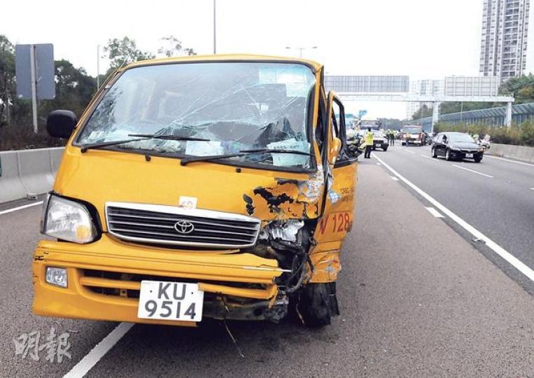 東區走廊3車相撞意外中，工程車左邊車頭亦嚴重損毁。（蔡方山攝）