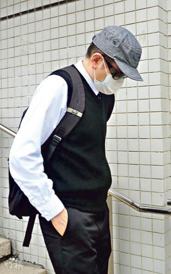 被告梁世章昨戴口罩及帽離開法院，他獲准保釋。（何海棠攝）