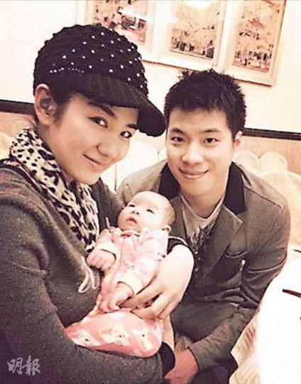 黃奕與丈夫黃毅及女兒一家三口樂也融融。(微博圖片) 黃奕與丈夫黃毅及女兒一家三口樂也融融。(微博圖片)