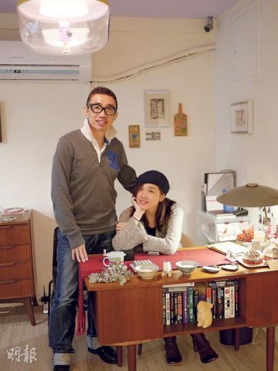 留意到咖啡店吊燈裏高高在上的女王嗎？「婆娑咖啡」的英文名是Canopy，為什麼呢？「王家衛《阿飛正傳》裏飛越熱帶雨林的樹冠，讓人看了舒服坦然。」在細節裏，我們就知道Raymond和Kia來自香港。（黃潔玲攝）吊燈裏的女王（黃潔玲攝）「婆娑咖啡」的椅子都不簡單，「我每張都坐過，確定舒服才買。」店主Raymond說。（黃潔玲攝）「光跳蚤」不像店舖，設有客廳，售賣的小東西放滿四周。（黃潔玲攝）「光跳蚤」物品林林總總，幾十港元就有交易。（黃潔玲攝）「光跳蚤」出售老照片、海報、小玩具、化妝品等。（黃潔玲攝