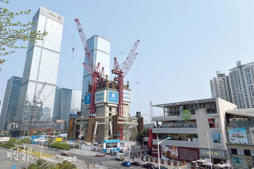 擬建高度達660米,落成後有望成全國第一高樓的深圳平安國際金融中心(右),因涉及違規使用海砂起樓,現時要暫時停工檢查。(鄧宗弘攝) 擬建高度達660米,落成後有望成全國第一高樓的深圳平安國際金融中心(右),因涉及違規使用海砂起樓,現時要暫時停工檢查。(鄧宗弘攝)