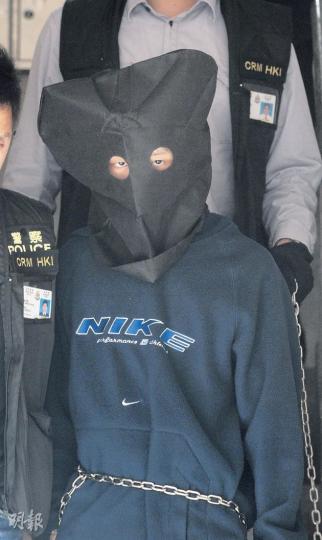 警方昨午2時左右帶同涉殺死父母的Henry到大角嘴角祥街劏房兇案單位重組案情，記者現場所見，Henry眼神詭異。（葉家豪攝）疑犯Henry因涉弒雙親兼把他們肢解，被網民痛斥是禽獸，警方昨帶他到浪澄灣海濱重組案情時，近30名警員手拉手圍圈包圍他，把記者遠遠隔開。（葉家豪攝）警方昨把涉弒親的29歲疑犯Henry押返現場重組案情並錄影，疑犯涉在圖中的浪澄灣海傍樓梯把父母部分殘肢拋進海中。（葉家豪攝）