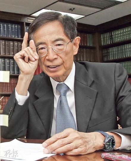民主黨李柱銘擔心，若民主派嘆慢板，待政府推出有篩選的特首選舉，讓市民一人一票選擇，屆時民主派便要面對兩難，一是接受篩選但市民可以普選，若否決便只剩下現時的小圈子選舉。（李紹昌攝）