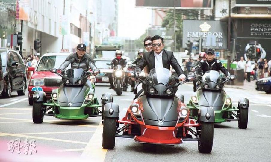 黃長興與太太Peggy坐着機動三輪車，率領方中信（左）、吳家樂（右）組成的車隊到尖沙嘴巡遊。（攝影：梁迺楠）黃長興與太太Peggy將會到法國及夏威夷度蜜月，他們笑言會努力造人。（攝影：梁迺楠）黃長興與太太情深連吻4次，幸福滿瀉。（攝影：梁迺楠）黃長興與太太向長輩跪地斟茶時感動落淚。（攝影：梁迺楠）穿上傳統中式禮服的黃長興迎接太太Peggy，充滿喜慶氣氛。（攝影：梁迺楠）接新娘時，兄弟團被迫穿上「比堅尼」，非常搞笑。（攝影：梁迺楠）邵美琪與男友施祖男祝新郎新娘永結同心。（攝影：梁迺楠）陳志雲展示與