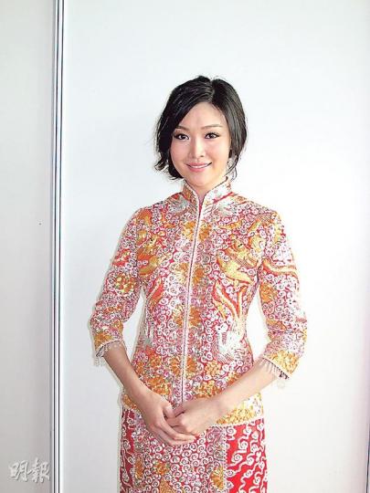 穿上裙褂的葉翠翠坦言恨結婚，希望不會等太久。（攝影/記者﹕柯美）