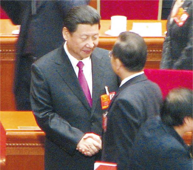 散場時，溫家寶（右，背對鏡頭者）特意走快兩步與習近平握手。（明報記者攝）
