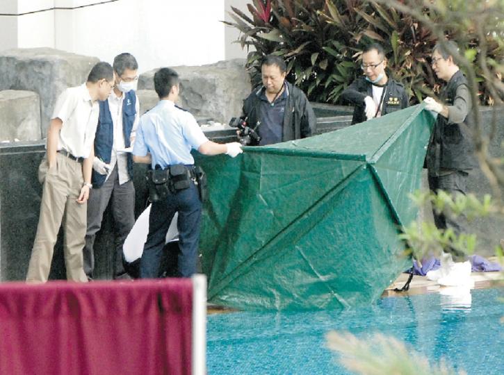 49歲婦人黃淑勤涉斬死同居男友彭熾輝後，再從君臨天下第3座77樓複式單位中一躍而下，直跌落泳池死亡，圖為警方人員事後檢視被抬至泳池邊的屍體。（伍浦鋒攝）君臨天下雙屍命案中，49歲富商彭熾輝被與他誕下一子的女伴亂刀斬死，身上有逾100多個刀傷，警方事後於單位檢獲兩把染血菜刀及一把切肉刀。（伍浦鋒攝）雙屍命案發生後，一名外籍男子在場協助警員調查。（林耀華攝）警方在案發附近花槽發現一染血iPhone 4S手機，未知是否屬於女死者。（林智傑攝）