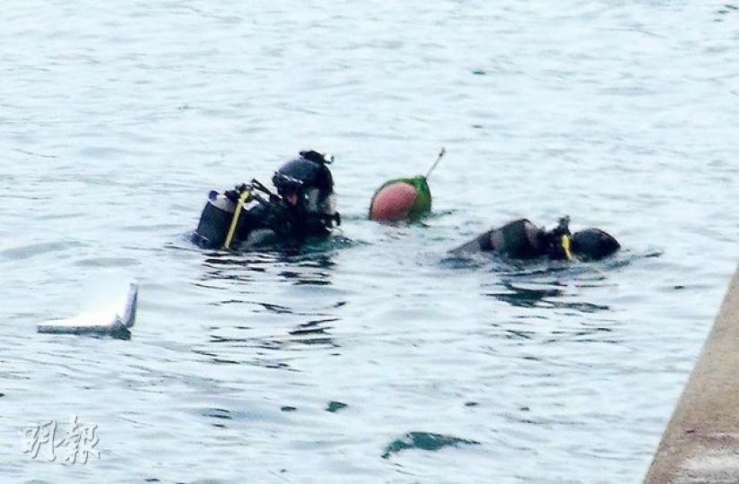 警方「水鬼隊」昨上午到大角嘴浪澄灣打撈碎屍案的殘肢，搜尋3小時後暫未有發現。（林智傑攝）警方蛙人昨於浪澄灣對出海面搜索逾3小時，仍未找到疑是兩死者的殘肢，相信有關殘肢或已冲走。（林智傑攝）